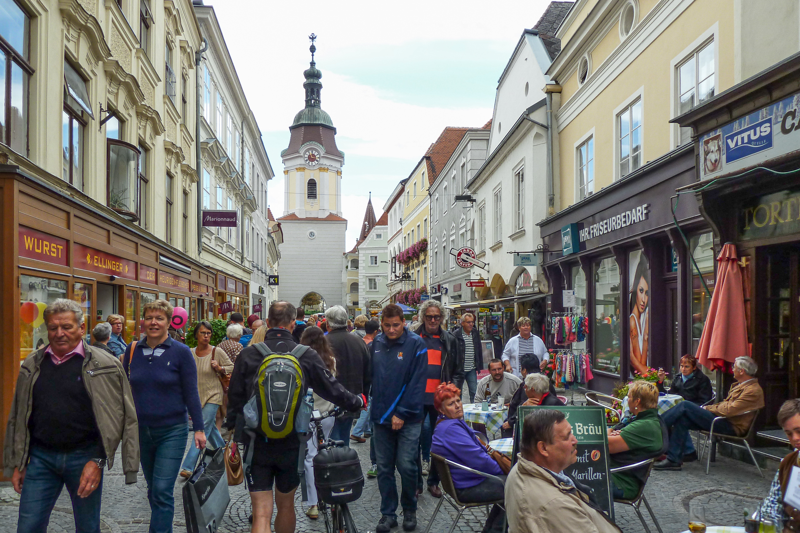 Belebte Fußgängerzone in Krems mit dem Steiner Tor